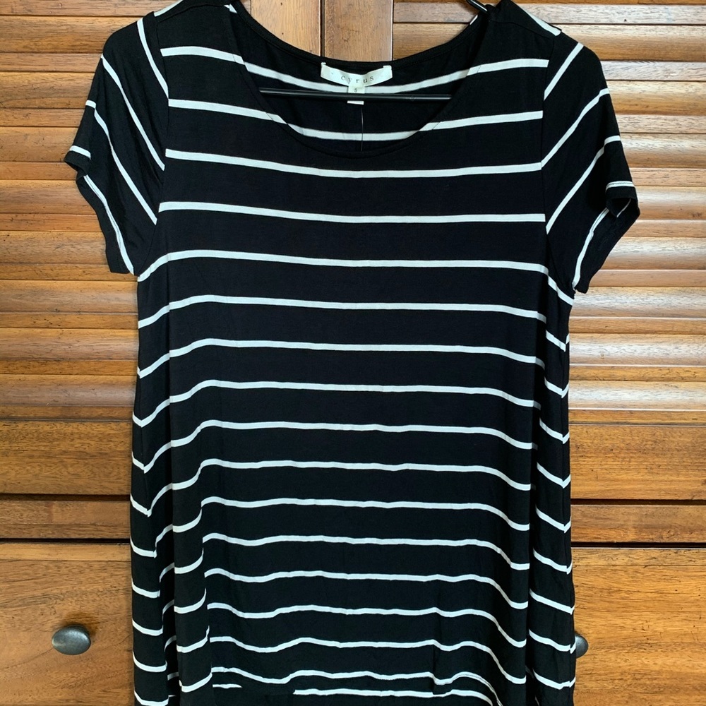 NWT Cyrus black and white hi-lo t-shirt